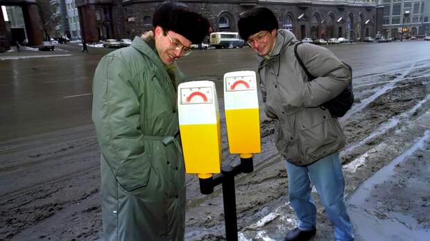 Когда я вспоминаю 1990-е годы, в памяти сразу всплывают образы пёстрых палаток и ларьков, торговавших всем - от джинсов и жевательной резинки до автозапчастей и бытовой техники.-15