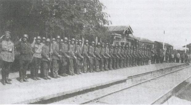 Нет, это не немцы. Это почетный караул ливенцев (один из белых отрядов, который снабжали немцы) на станции Веймарн, 22 июля 1919 года. 