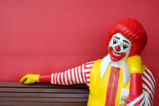 У McDonald’s — плачевный квартал. Где ловить его акции