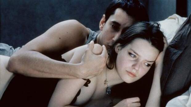 Названы самые провальные постельные сцены в кино