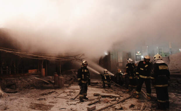 Россиянин въехал на горящей машине в заправку ради расправы над недругом