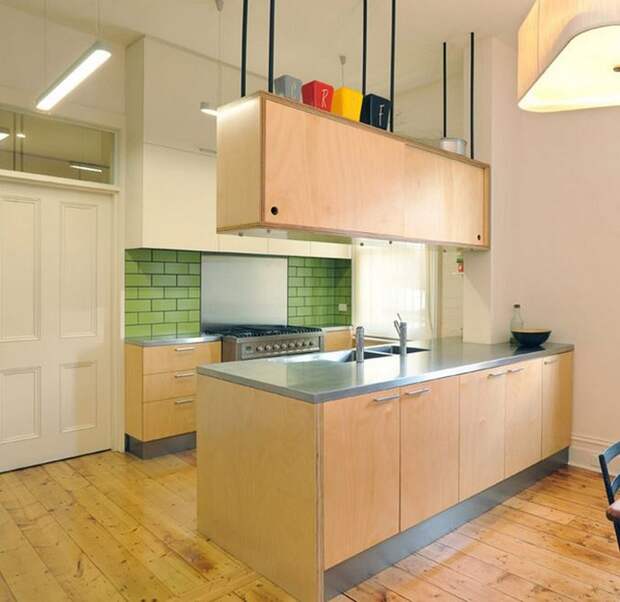 Классический подвесной деревянный шкаф в кухне над островом.