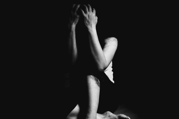 Британец насиловал жену под наркотиками и приглашал в дом других мужчин