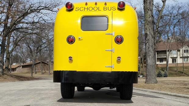 Школьный автобус 1948 года с двигателем от Dodge Hellcat