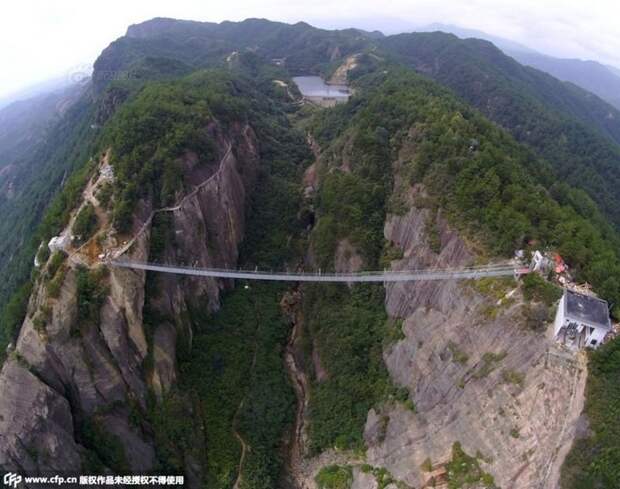 Подвесной мост со стеклянным полом длиной в 300 метров (10)