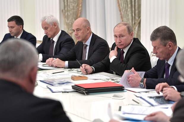 Президент подчеркнул, что рост угледобычи должен идти в ногу с активным внедрением современных технологий и особое внимание следует уделять вопросам экологии. Фото: Алексей Никольский/ТАСС