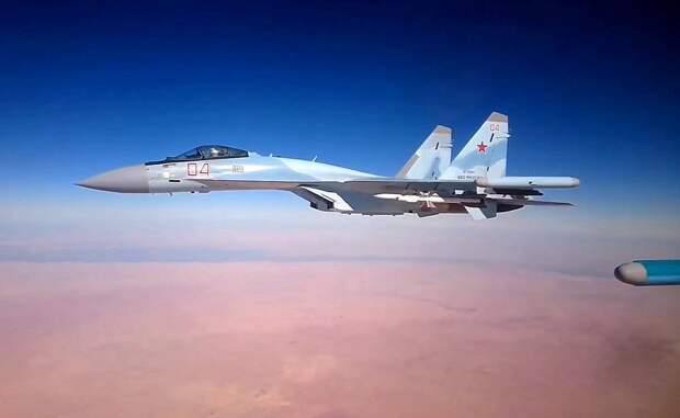 Американские летчики столкнулись с отказом систем из-за приближения российского Су-35 в небе Сирии