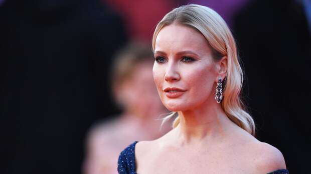 Ведущая Елена Летучая вышла на публику в мини-платье с декольте