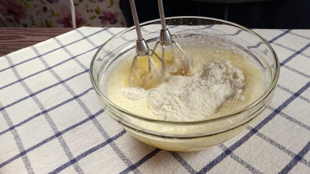 Яблочный пирог с карамелью и орешками Видео рецепт, Вкусняшки, Приготовление, Кулинария, Десерт, Рецепт, Выпечка, Видео, YouTube, Длиннопост, Яблочный пирог