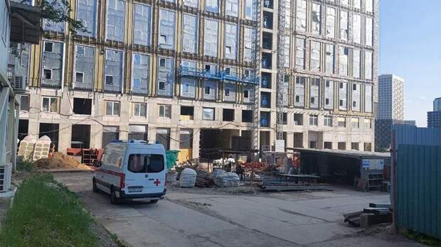 Рабочий погиб при падении в шахту лифта в Москве