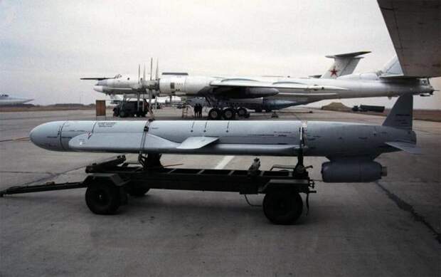 Стратегическая крылатая ракета Х-55СМ в рабочем послестартовом положении. Крылья раскрыты, хвостовое оперение и двигатель выдвинуты. / Фото: militaryrussia.ru