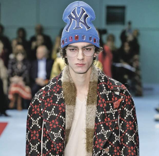 Versace и шапка петушок