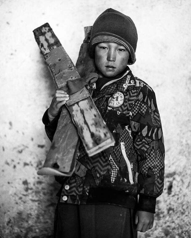 Мальчик по имени Омид с самодельными лыжами, Афганистан, март 2017, фотография Эндрю Квилти Sony World Photography Awards, конкурс, победитель, портрет, природа, фотография, фотомир, человек