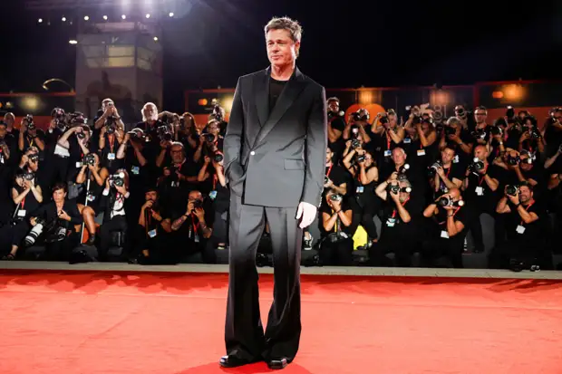 звездный актер на красной дорожке кинофестиваля