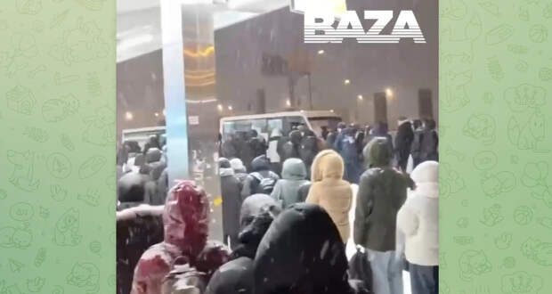 Сотни людей застряли на остановках из-за циклона "Валли" в Подмосковье