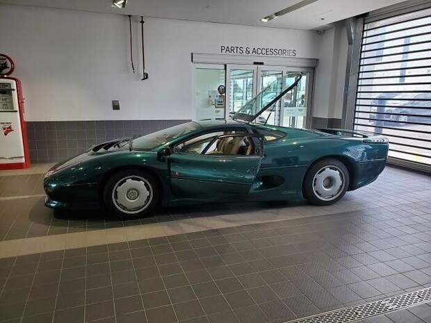 «Jaguar Xj220 с пробегом всего 3 тысячи миль — вряд ли я такой еще увижу».