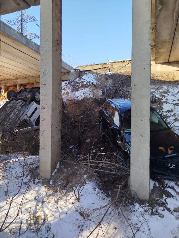 16 января утром на объездной дороге Донецк- Ясиноватая- Горловка под недостроенный мост упали две машины https://t.me/webmoney_dn/311215