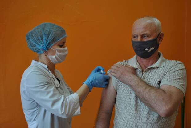Более 64 тысяч человек старшего поколения привились от коронавируса в Тверской области