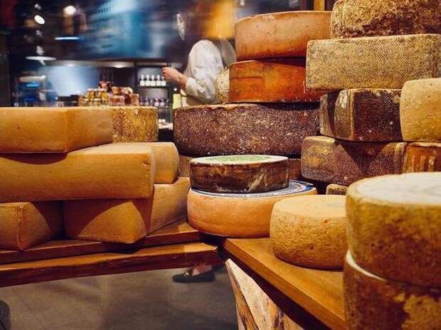 Чужой сыр: санкции могут лишить россиян любимого продукта и сырокопченой колбасы