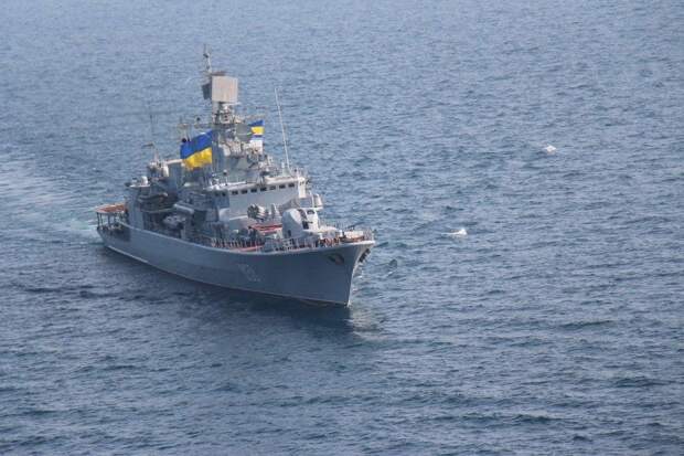 корабль ВМС Украины Сухогруз под флагом РФ из-за шторма вошёл в территориальный воды Украины