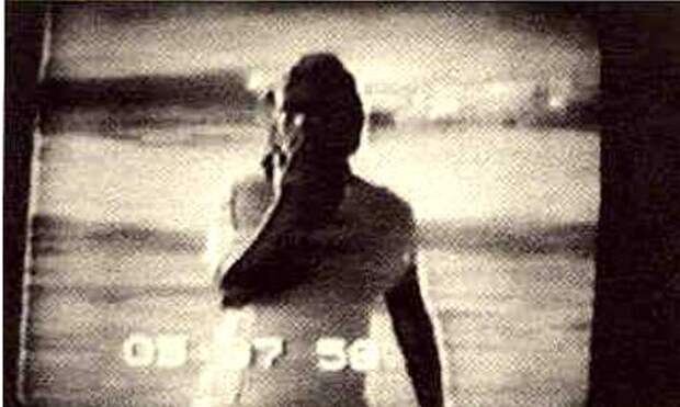 Фото Ч: Мария Якубовски, выходящая из морского прибоя. Снимок был показан супругам Якубовски, которые опознали свою умершую дочь.