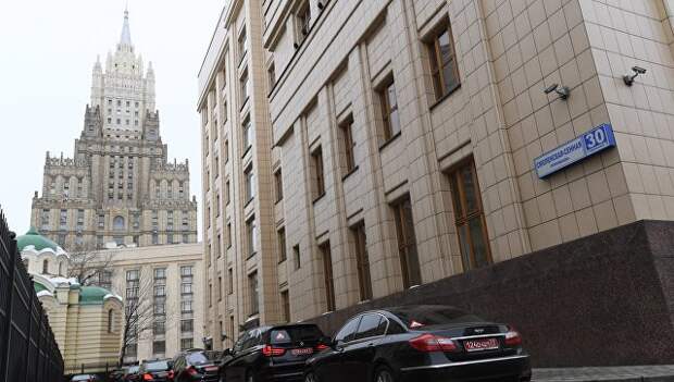 Здание МИД РФ во время брифинга по ситуации вокруг отравления в Солсбери экс-полковника ГРУ Сергея Скрипаля. 21 марта 2018 Здание МИД РФ во время брифинга по ситуации вокруг отравления в Солсбери экс-полковника ГРУ Сергея Скрипаля. 21 марта 2018
