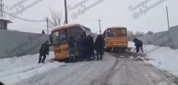 Дорога «встала»: два школьных автобуса перекрыли въезд и выезд в Елизаветинской