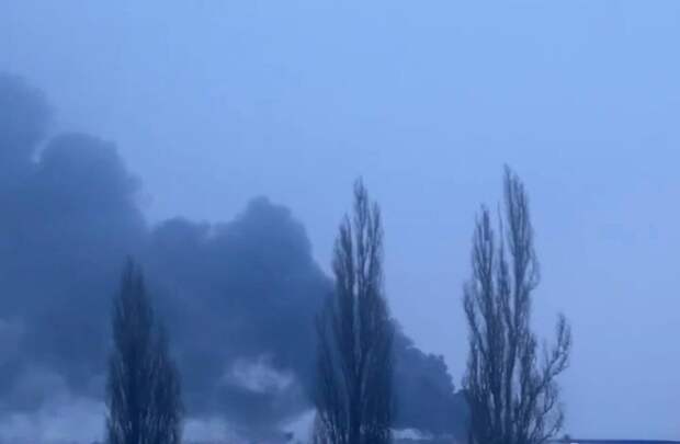 ‼️🇺🇦🏴☠ Кадры атаки и мощного пожара на энергообъекте в Ровно после ударов Х-101