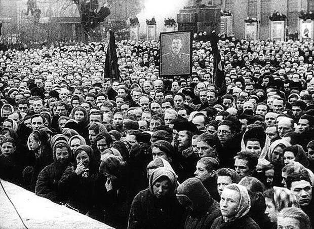 2. 6 марта 1953 года: давка на похоронах Сталина (Москва). Погибло: от 100 до 2000 человек. Давка случилась во время похорон в районе Трубной площади. Вся информация о ней строго засекречена до сих пор, поэтому точное количество погибших установить невозможно. Похороны Сталина