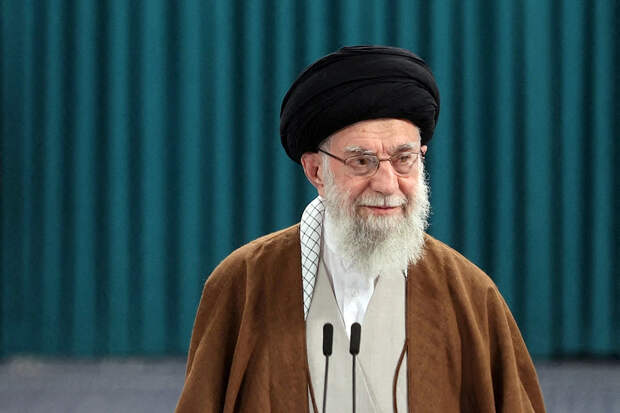 Хаменеи настаивал на продолжении своей обычной жизни без каких-либо исключительных мер, несмотря на все угрозы