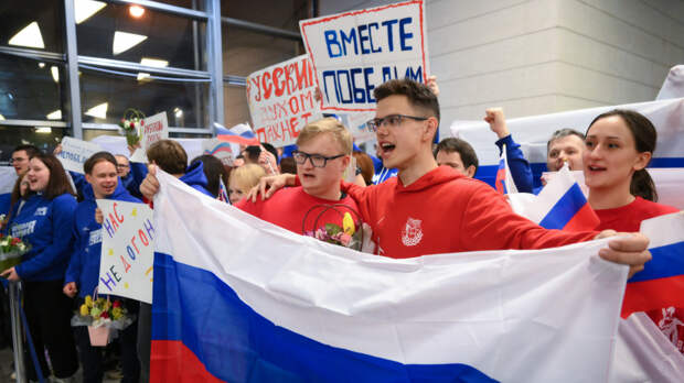 Под своим флагом и с гимном: российские паралимпийцы вернулись из Италии