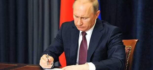 Путин подписал закон, разрешающий ФНС блокировать нелегальные БК