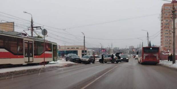 На улице Металлургов в Туле из-за ДТП встали трамваи
