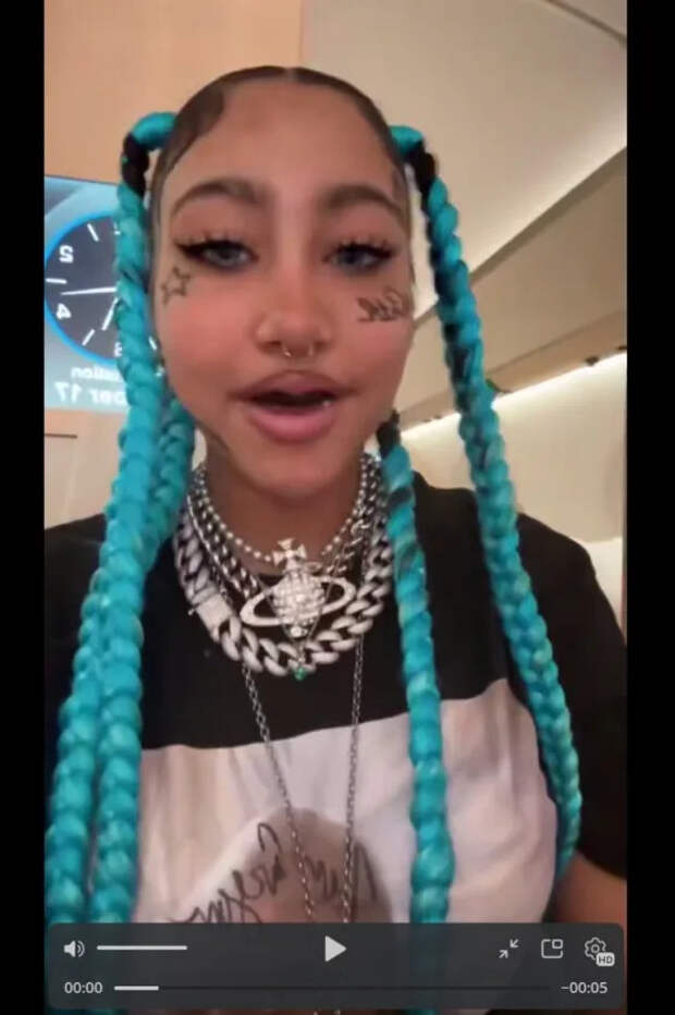 Дочь Канье Уэста и Ким Кардашьян не оставила маму без подарка.