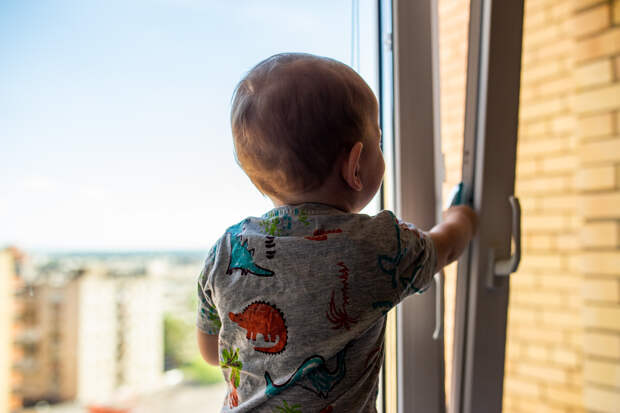 В Тверской области из окна квартиры выпал годовалый ребенок