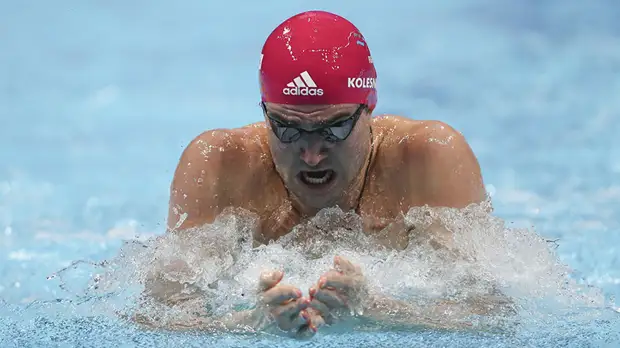 Личное золото и командное серебро: Колесников одержал ещё две победы на ЧМ по плаванию на короткой воде