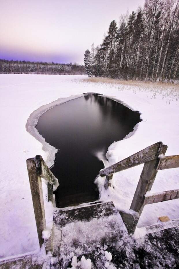 Не каждый смельчак искупается в ледяных водах холодной финляндской зимой. Не каждый смельчак искупается в ледяных водах холодной финляндской зимой.