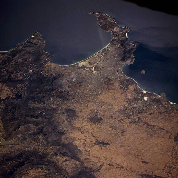 Кейптаун, Ложная бухта (вверху) и Столовая бухта с островом Роббен (справа), вид из космоса