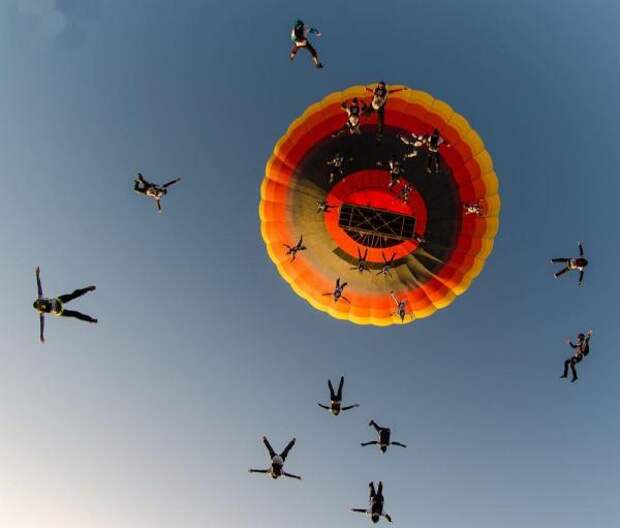 Самый массовый парашютный прыжок из воздушного шара. Дубаи.