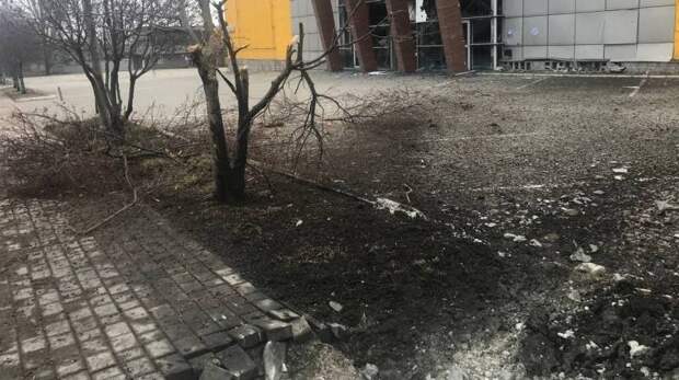 Разбитые машины и рухнувшие дома: фоторепортаж из центра Донецка