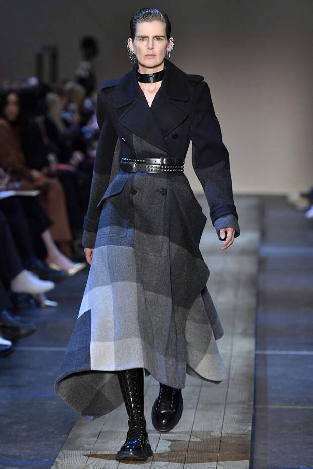 На показе Alexander McQueen осень-зима 2019