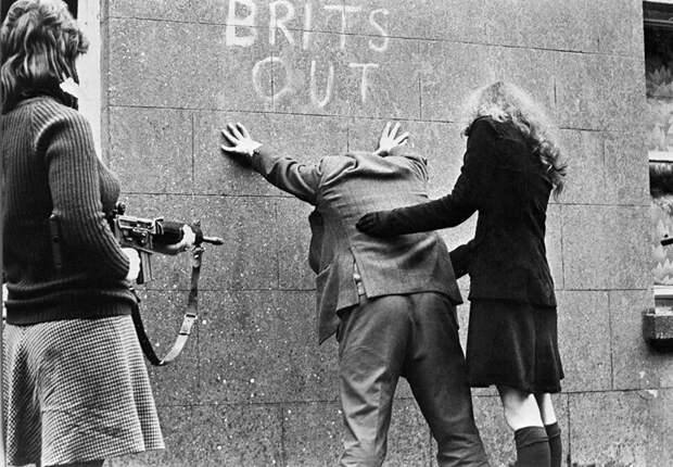 Девушки из Ирландской республиканской армии обыскивают прохожих, Северная Ирландия, 1970-е.  история, фото, это интересно