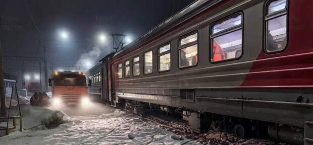 Электричка сошла с рельсов на станции Новосибирск-Главный