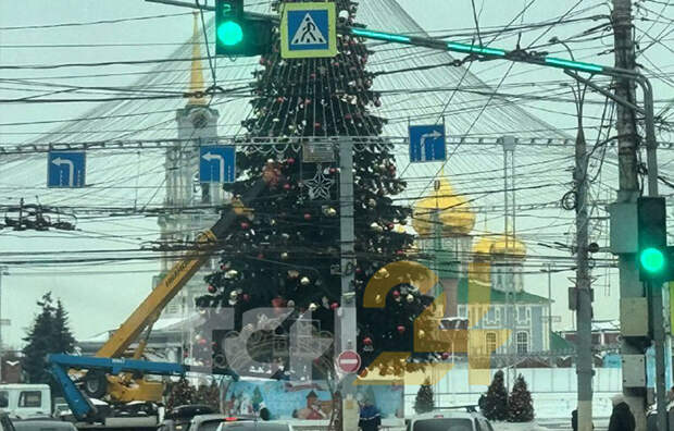 В Туле приступили к демонтажу главной новогодней ёлки