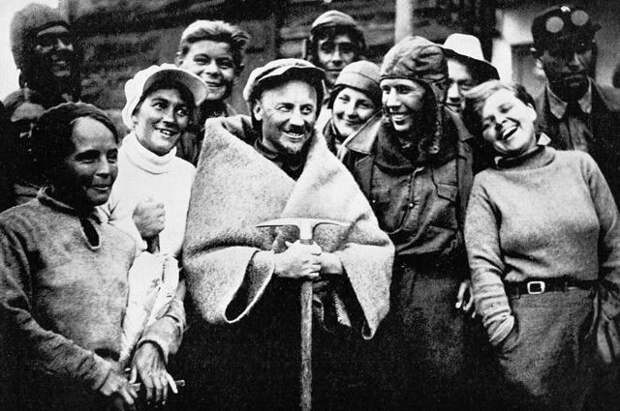 Николай Иванович Бухарин в группе ударников завода им. Фрунзе во время альпинистского похода на Эльбрус.