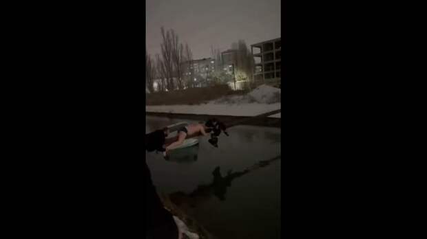 В Махачкале прохожие героически спасли из тонущей машины женщину и её ребёнка.