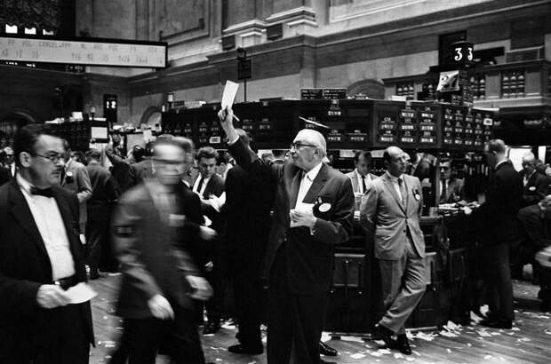 Полвека назад торги на бирже осуществлялись выкриками и жестами. Сегодняшние трейдеры соревнуются со скоростью света / ©Getty Images