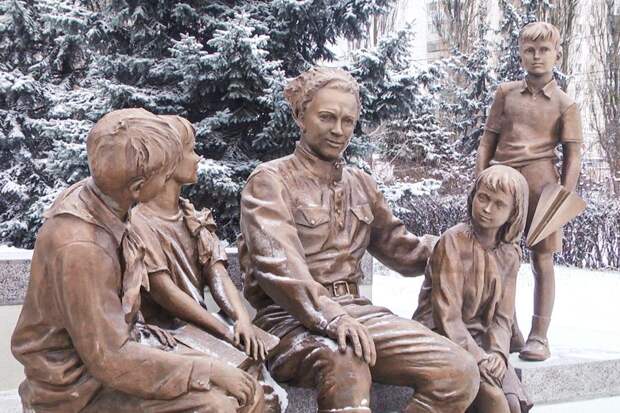 В Курске открыли памятник Аркадию Гайдару и тимуровцам