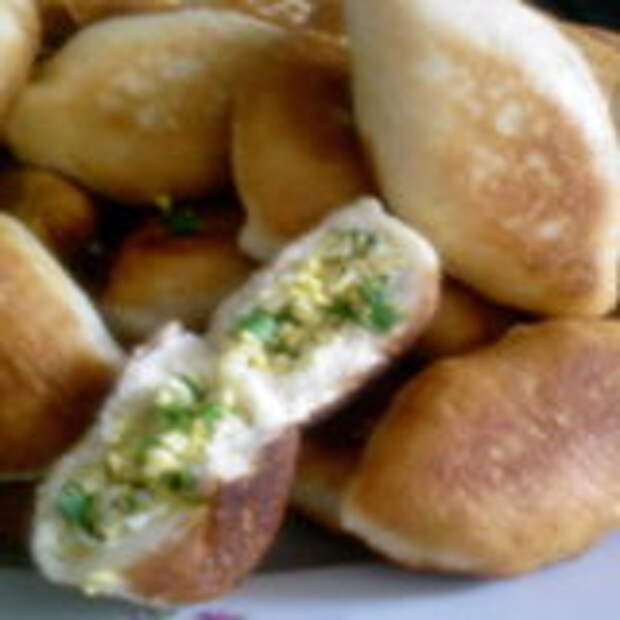 Жареные пирожки с зелёным луком и яйцом