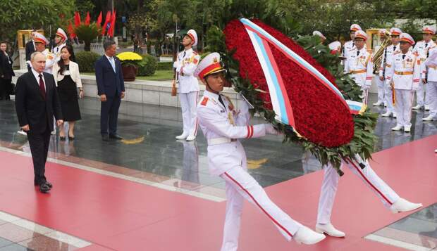 Президент возложил венок к Мемориалу павшим героям в Хано